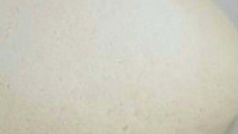 白菜猪肉粉条包子,发好的面揉搓排气,揉至成光滑的面团再次静置饧发15分钟