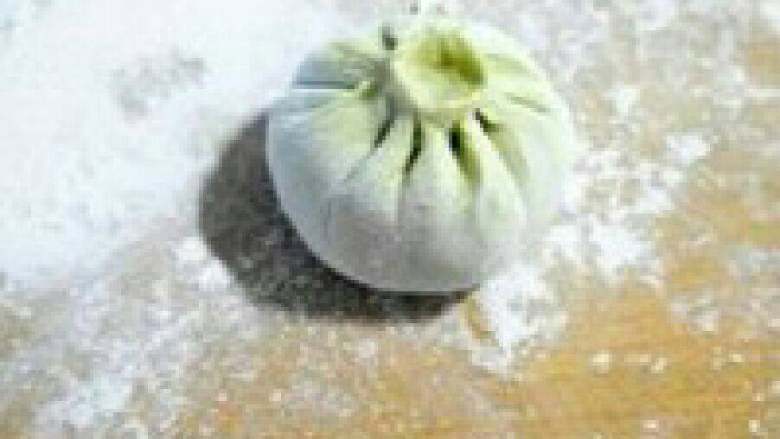 白菜猪肉粉条包子,擀饼装馅,包起来。