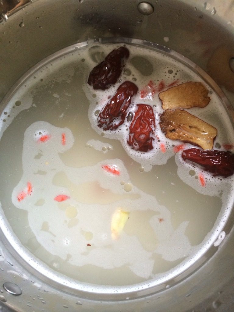 木瓜瘦肉红枣粥,如图将米洗好，放入平时煮粥的水量，在放入姜片<a style='color:red;display:inline-block;' href='/shicai/ 2470'>红枣</a><a style='color:red;display:inline-block;' href='/shicai/ 673'>枸杞</a>，盖盖大火开煮，煮至沸腾关小火熬十来分钟。