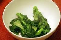 水煮肉片,蔬菜入沸水锅焯熟后捞起,垫入碗底。