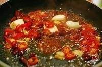 水煮肉片,剩下油锅添加<a style='color:red;display:inline-block;' href='/shicai/ 852'>辣椒油</a>，入干辣椒，蒜瓣炒香，入<a style='color:red;display:inline-block;' href='/shicai/ 705'>豆瓣酱</a>，泡辣椒炒出红油。
