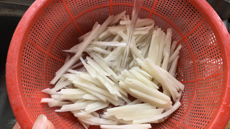 黄瓜炒土豆丝,冲洗去掉点淀粉