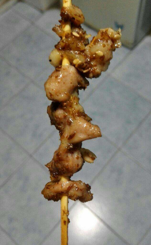 孜然羊肉串,
做法如下：
1.<a style='color:red;display:inline-block;' href='/shicai/ 329'>羊肉</a>切粒(注意不是片，切粒口感更好哈)，加<a style='color:red;display:inline-block;' href='/shicai/ 718'>料酒</a>、油、盐、<a style='color:red;display:inline-block;' href='/shicai/ 716'>孜然</a>、<a style='color:red;display:inline-block;' href='/shicai/ 666'>芝麻</a>、鸡精混合均匀，放冰箱腌制三小时
2.将竹签放在水中泡五分钟捞起（这样烤的时候不会烤糊），<a style='color:red;display:inline-block;' href='/shicai/ 329'>羊肉</a>一粒肥一粒瘦串好，放在烤架上
2.烤箱200度预热十分钟，放入肉串，250度  10分钟，取出刷油，加<a style='color:red;display:inline-block;' href='/shicai/ 716'>孜然</a>，<a style='color:red;display:inline-block;' href='/shicai/ 666'>芝麻</a>，翻面继续烤十分钟。
3.喜欢吃辣的刷点辣椒粉