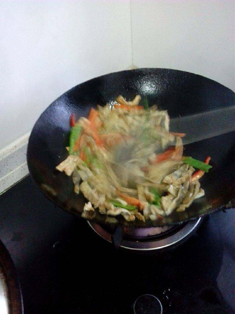 辣椒炒臭干（臭豆腐）,入臭干炒，放点生抽，不用再放盐了，臭干是有咸味的！