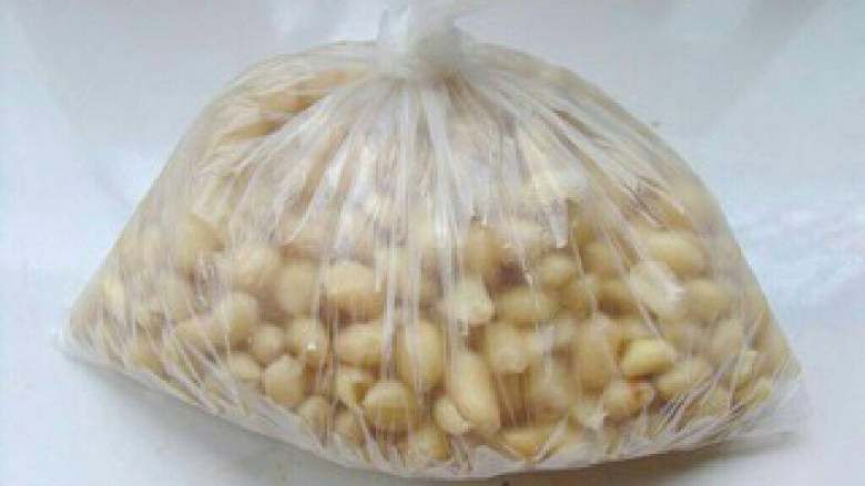 麻辣花生米,去皮后的花生用厨房用纸或干布吸干表面水份,入冰箱冷冻一个晚上。