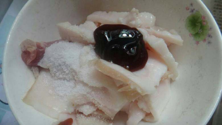五花肉炒木耳,切好的猪肉,用粉 <a style='color:red;display:inline-block;' href='/shicai/ 721'>蚝油</a> 盐 腌着。