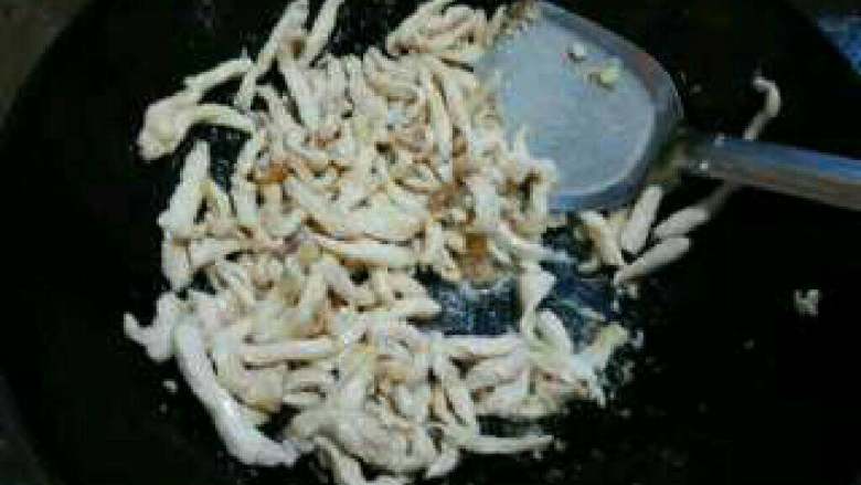 给家人一种下餐馆的感觉！京酱肉丝的做法, 锅放油，炒散肉丝！