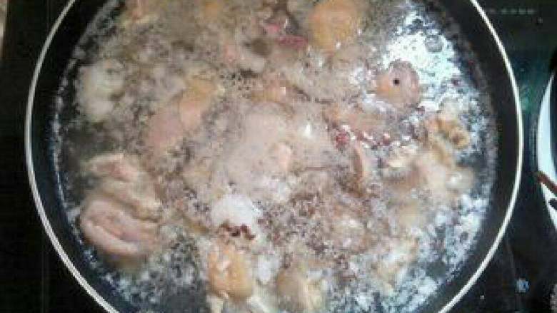 腐竹焖鸡, 鸡肉焯水,放几颗花椒去腥
