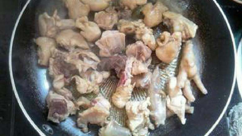 腐竹焖鸡, 热锅温油,倒入沥干水份的鸡肉煸炒