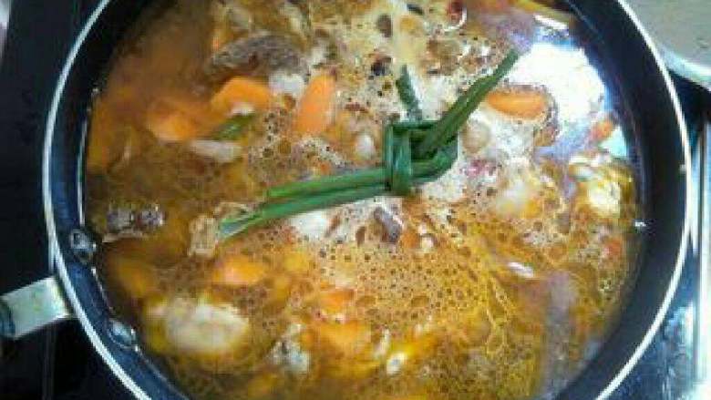 腐竹焖鸡, 调盐后加入适量的清水(要没过菜的量),盖上锅盖烧20分钟