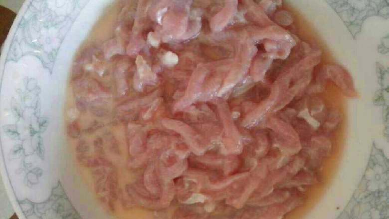 家常的鱼香肉丝,肉切丝泡10分钟沥干水,加少许盐和料酒腌下。最后放干淀粉搅拌均匀