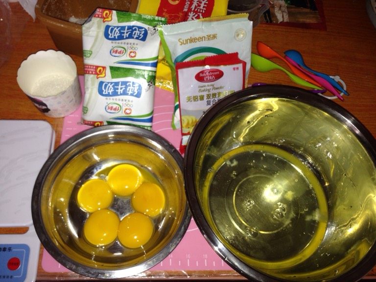 水果生日蛋糕,先做蛋糕底,8寸戚风蛋糕