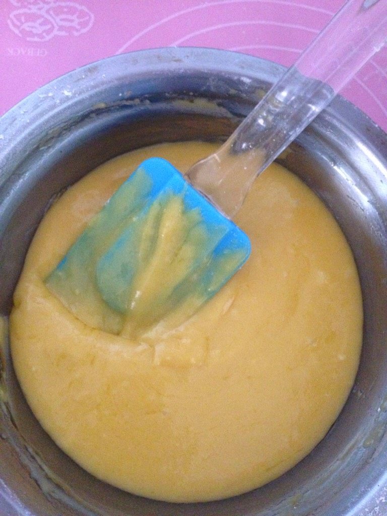 水果生日蛋糕,搅拌均匀即成蛋黄糊,备用