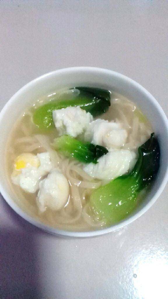 清汤蔬菜面,锅来以后，用勺子撇去浮起的白沫，扔进去油菜再煮两分钟，关火，清淡，飘香的面条就好了！