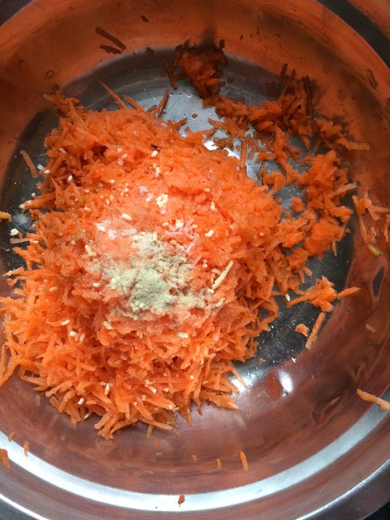 胡萝卜煎饼,如图胡萝卜擦成细丝,葱切碎,加入食盐,白胡椒粉少许,腌制出水