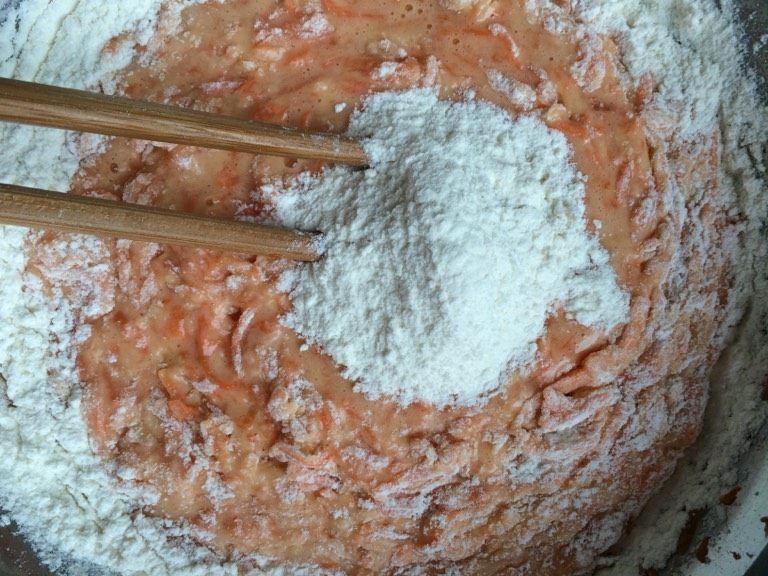 胡萝卜煎饼,如图加入面粉和成面糊,在和好的面糊里加入少许的食用油,防止粘锅