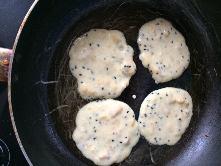 软煎香蕉饼,如图平底锅烧热,加少许食用油润锅,一汤匙面糊煎一张小饼