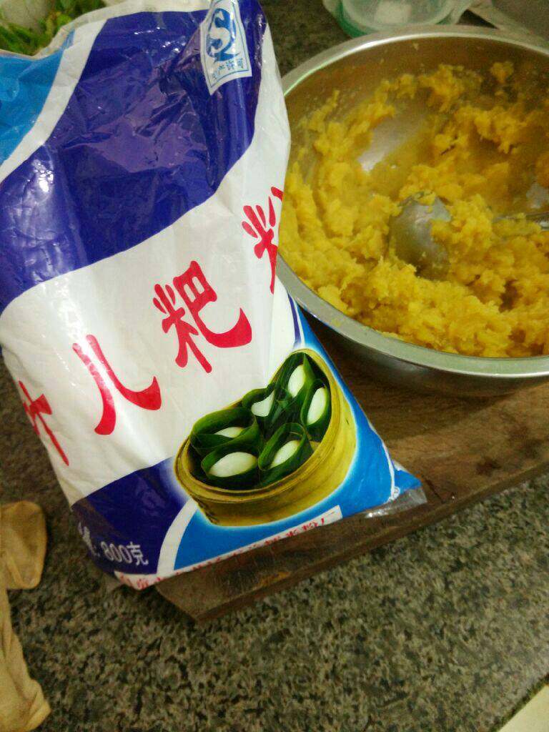 红绍粑,合上叶儿粑粉,量以不太粘手为宜,我都是按斗放肋,我感觉害怕是1:1的量