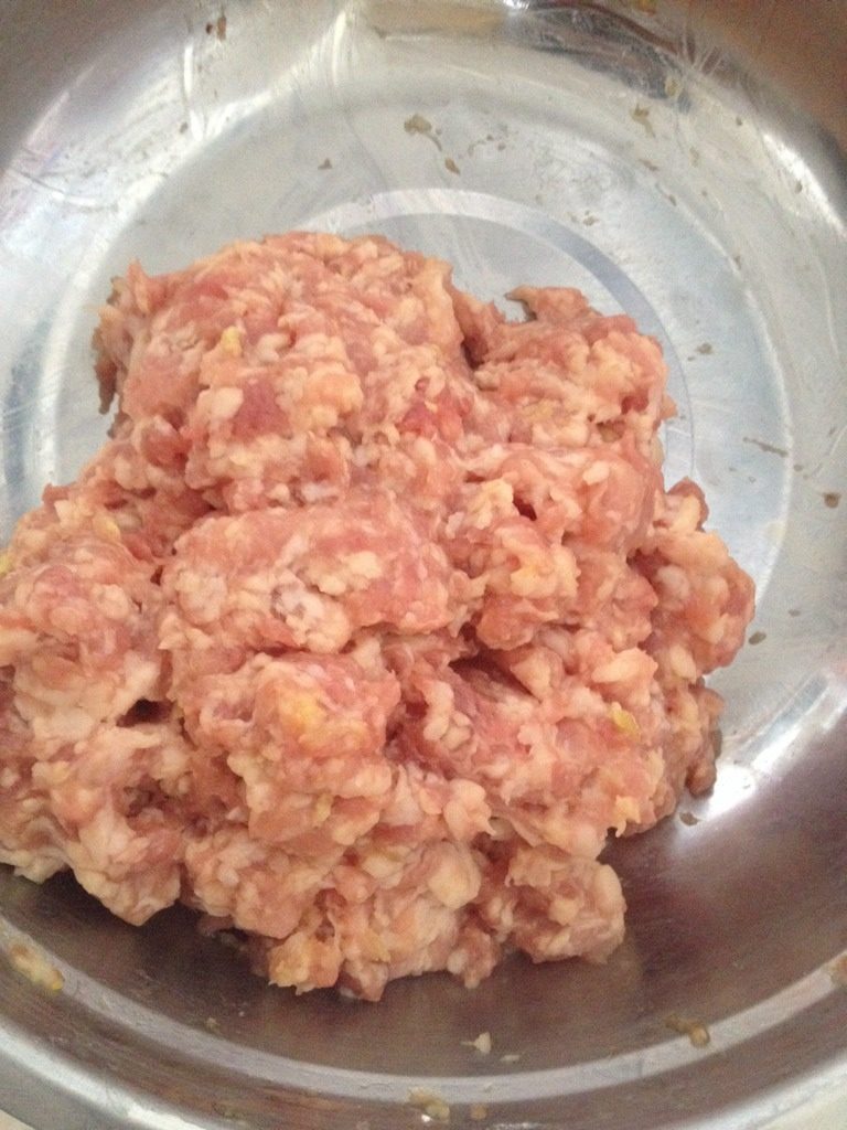 小白菜猪肉丸子汤面,猪肉陷加入淀粉，<a style='color:red;display:inline-block;' href='/shicai/ 9'>鸡蛋</a>，盐腌制