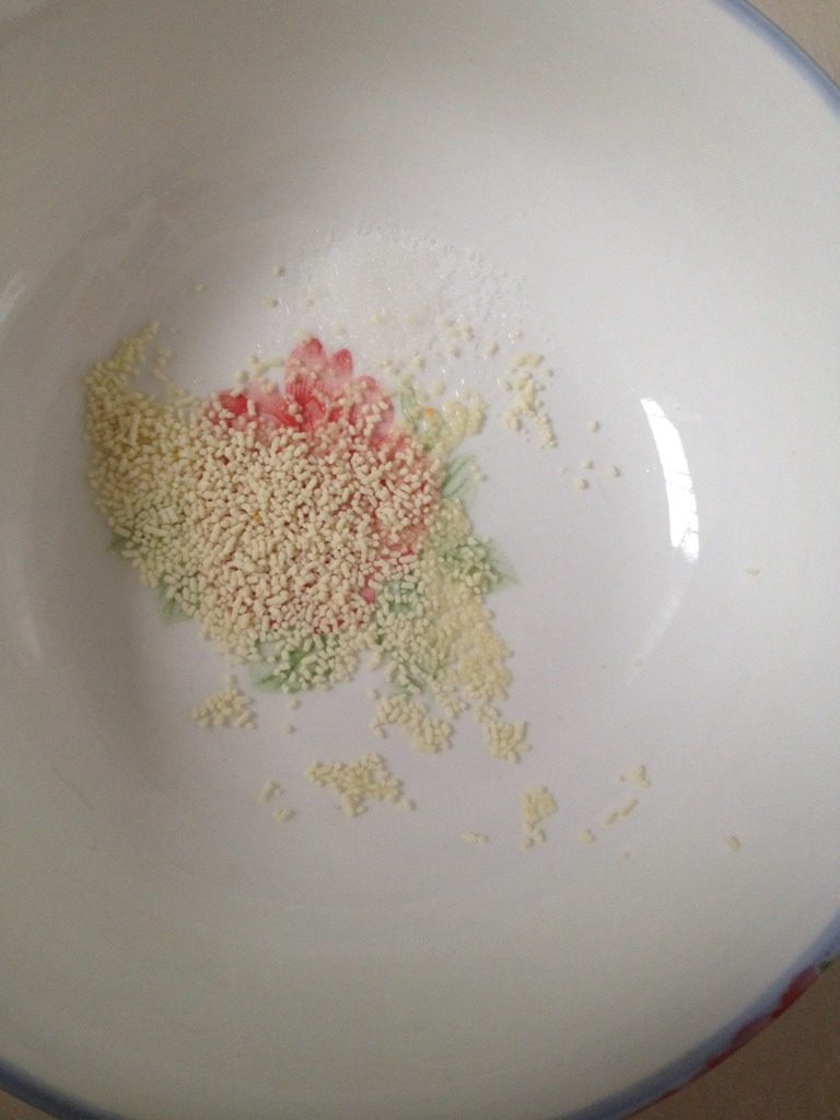 小白菜猪肉丸子汤面,碗中放入盐，<a style='color:red;display:inline-block;' href='/shicai/ 756'>鸡精</a>