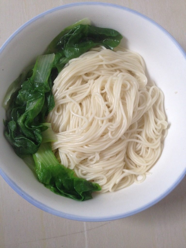 小白菜猪肉丸子汤面,另一口锅子水开后放入小白菜煮熟，盛出放入碗中