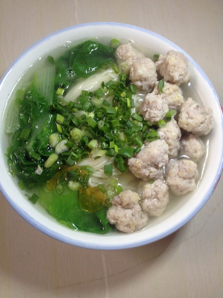 小白菜猪肉丸子汤面,滴上点<a style='color:red;display:inline-block;' href='/shicai/ 847'>香油</a>即可