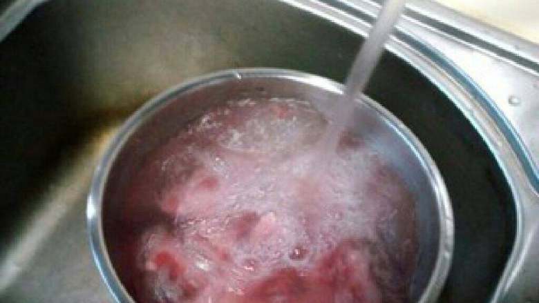 叉烧排骨,排骨用苏打腌一小时后,过清水反复漂洗干净。