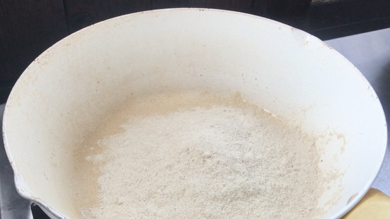 揣糍粑,就着热锅,放入黄豆粉