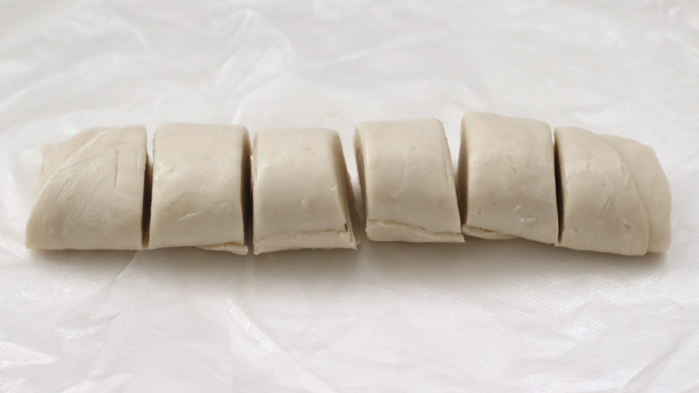快手豆沙酥,用刀切成6份。