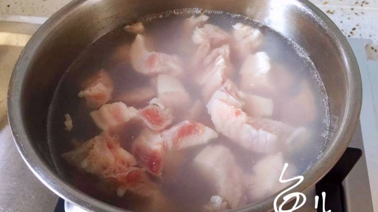白萝卜炖猪肉,五花肉凉水下锅,焯水去血沫