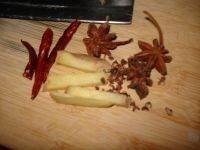卤鹌鹑蛋,准备好卤料:花椒、大料、干辣椒、姜片