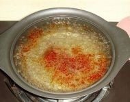 家庭自制麻辣烫,烧开水 将麻辣烫的底料包倒入水中,用筷子将料包调匀