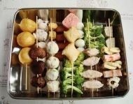 家庭自制麻辣烫,按照肉类——鱼类 豆制品—蔬菜类的顺序 将提前用竹签串好的食材按顺序放入锅中