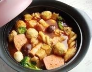 家庭自制麻辣烫,要先将肉类提前涮煮至八分熟时再放入下一种食材,最后放入蔬菜类