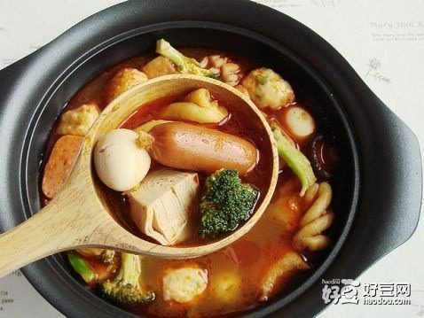 家庭自制麻辣烫,将涮好的食材盛出,盛取适量的红油汤底即可食用