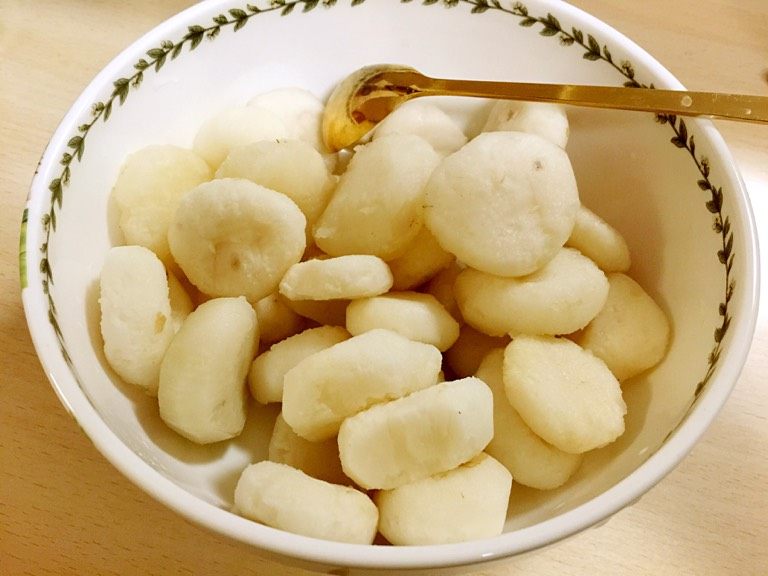 小当家荸荠汁(南方朋友自动更名甜汤马蹄水),荸荠洗净去皮,平均分成两等份