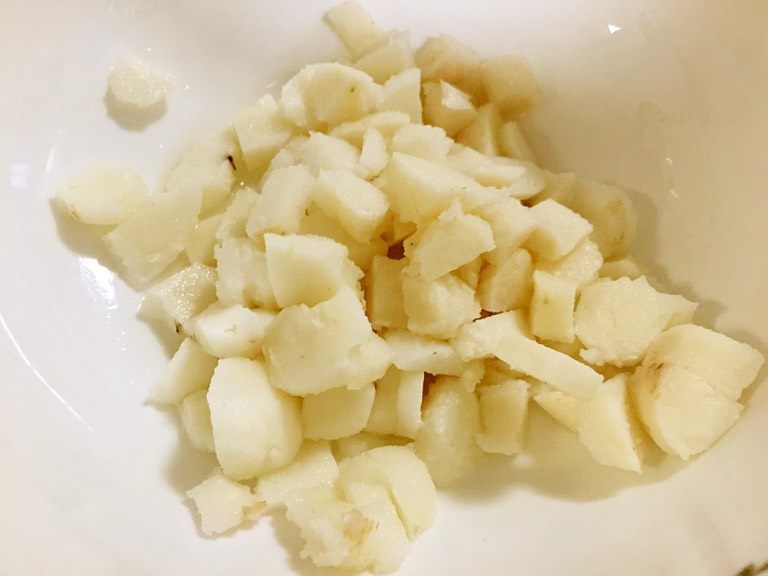小当家荸荠汁(南方朋友自动更名甜汤马蹄水),第二种熟煮,切成小粒放进小锅加250ml水煮开即可。根据个人口感放<a style='color:red;display:inline-block;' href='/shicai/ 866'>冰糖</a>