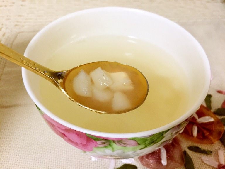 小当家荸荠汁(南方朋友自动更名甜汤马蹄水),荸荠甜汤做完,我喜欢吃荸荠自带的脆甜,就没放糖,很清爽