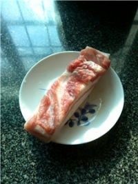 生煎五花肉,五花肉洗净,放冰箱冷冻一小时