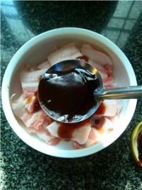 生煎五花肉,加一勺海鲜酱,搅拌一下