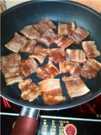 生煎五花肉,平底锅刷油,夹肉片依次放平底锅中火煎制