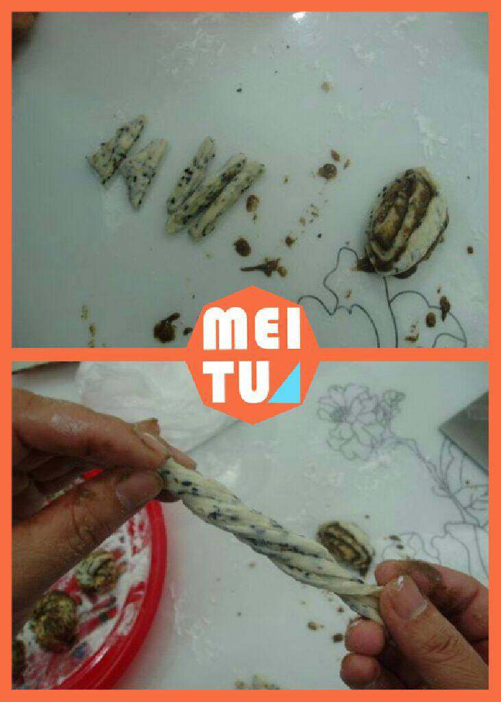 芝麻花卷,切成条状。拿起两条奖形的面团,扭成麻花形,再转成圆形,就像打个结那样。