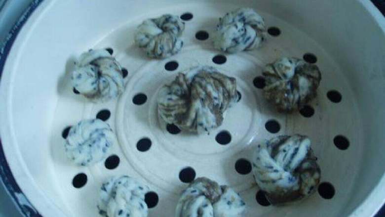 芝麻花卷,电饭锅蒸笼抹少许油,把花卷放上去,蒸煮15分钟。