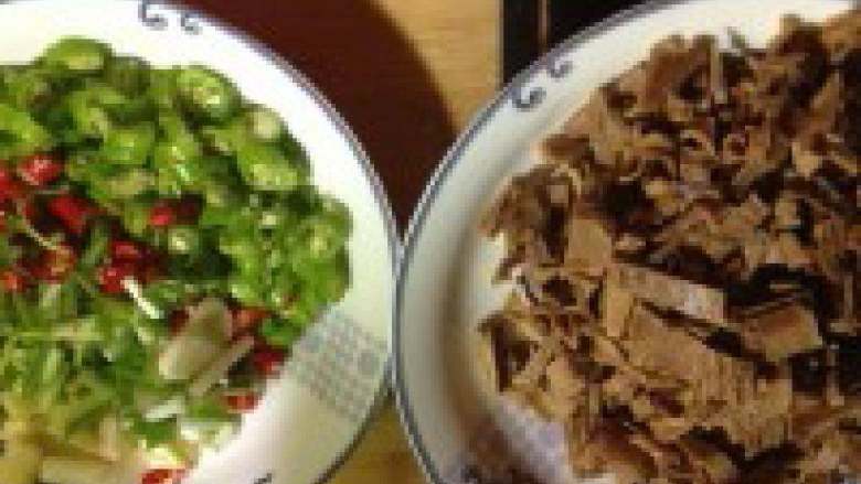 爆炒笋干,春笋干横切成丝,尖椒等辅料切碎
