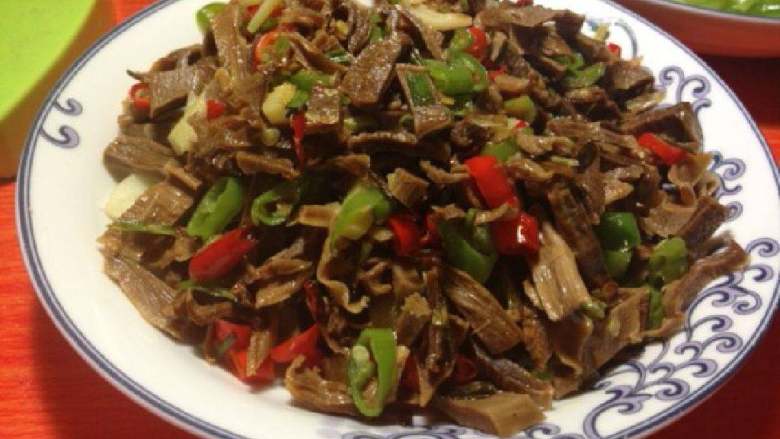 爆炒笋干,加盐,味精等调料,盛盘