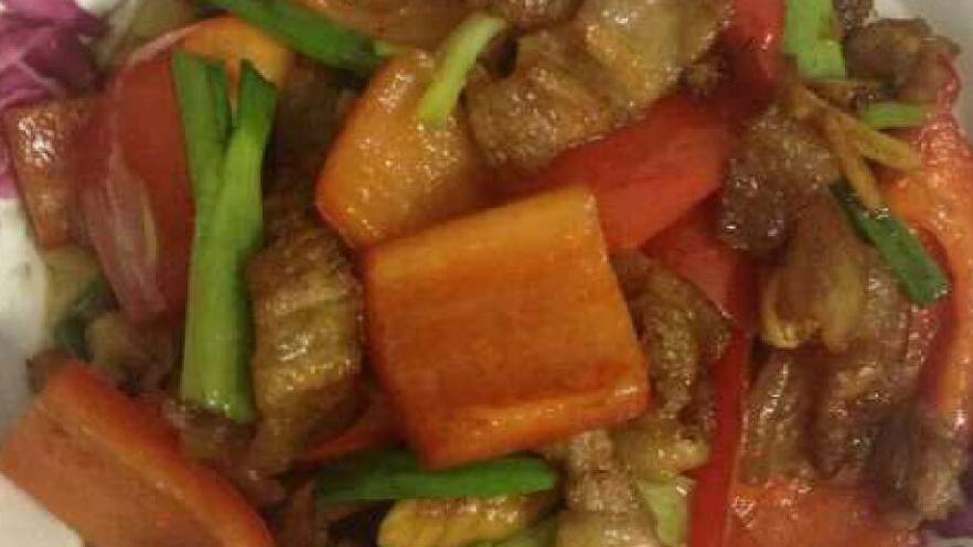 五花肉炒大红椒