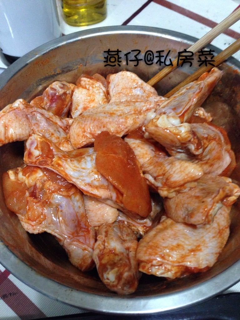 烤鸡翅,如图将<a style='color:red;display:inline-block;' href='/shicai/ 96'>鸡翅</a>洗净，冰箱冷藏腌制一天。
