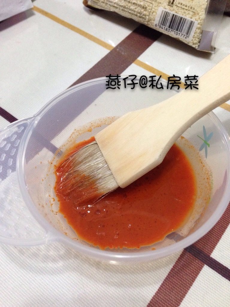 烤鸡翅,如图多余的腌料汁里加入适量油。