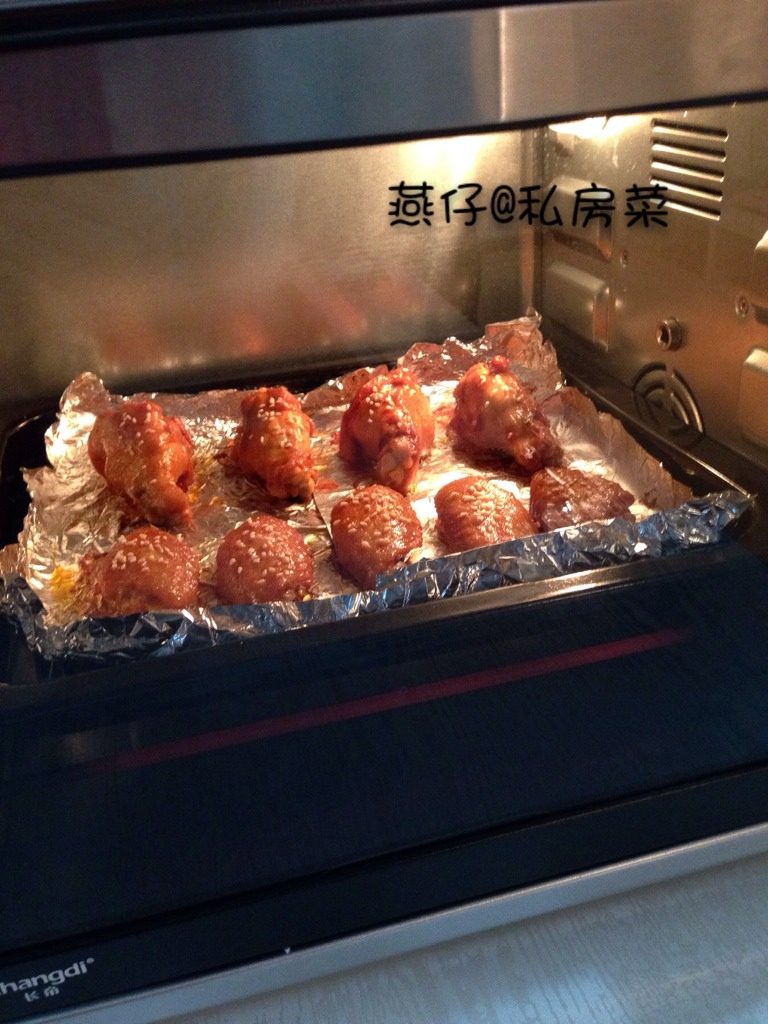 烤鸡翅,如图中途隔几分钟，拿出来刷两次腌料油，最再撒点<a style='color:red;display:inline-block;' href='/shicai/ 666'>芝麻</a>，再烤几分钟即可。