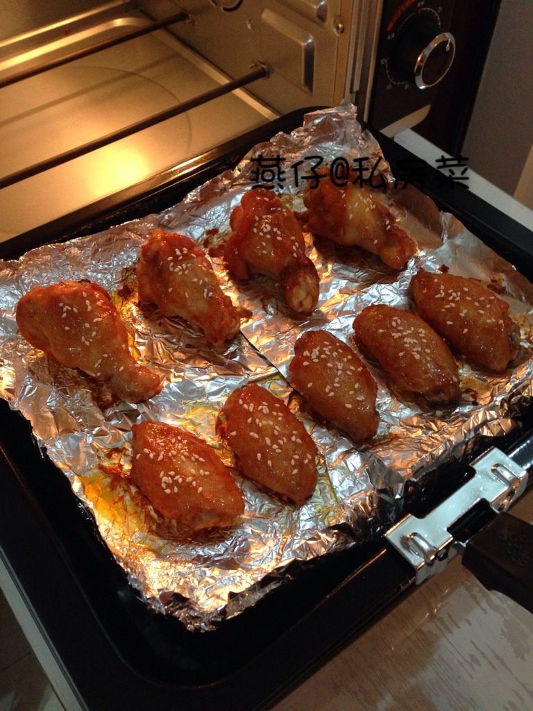 烤鸡翅,如图最后出炉放凉。